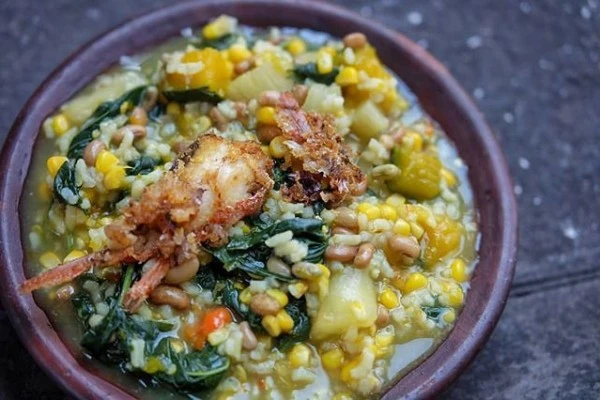 Bubur Ledok, makanan khas Nusa Penida yang kaya akan nutrisi dan cita rasa. 2 Bubur Ledok Makanan Khas Nusa Penida : Bubur Jagung Sehat dan Bervariasi