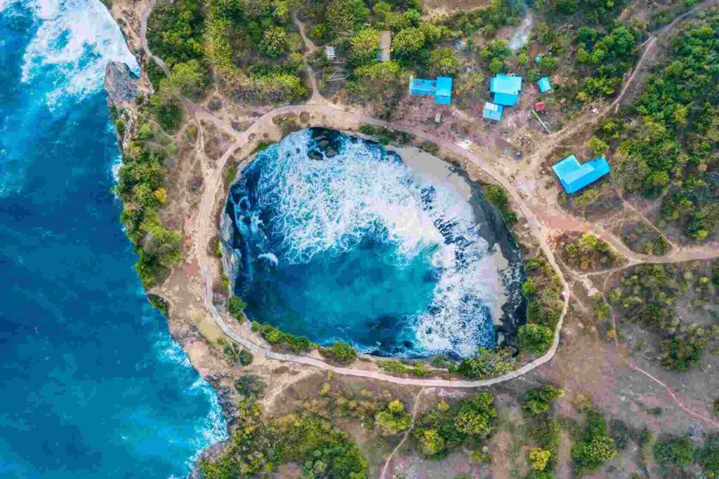 Apa yang Membuat Lubang Besar di Broken Beach Nusa Penida Terlihat Seperti Dunia Lain? 1 Broken Beach Nusa Penida Transport Group Bali