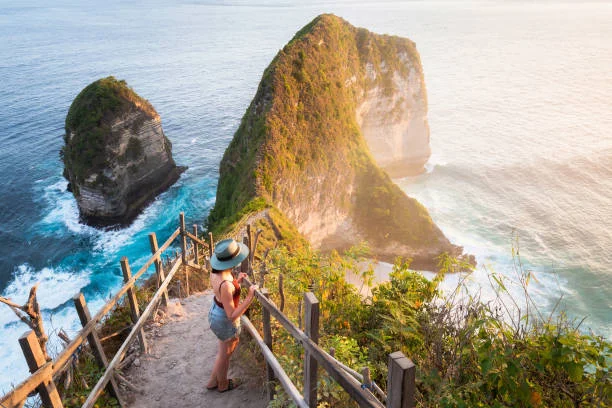 The spectacular T-Rex cliff at Kelingking Beach, the highlight of your West Coast trip.