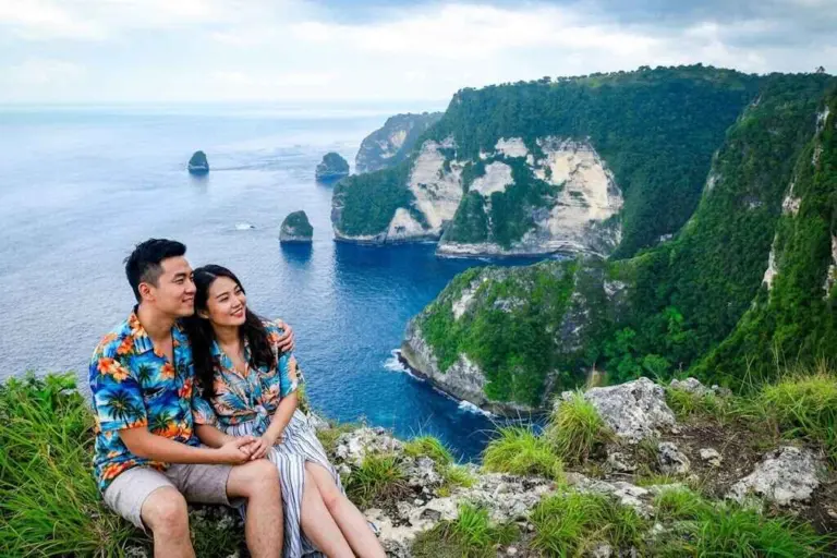 Dramatic ocean view and untouched natural beauty from Saren Cliff Point in Nusa Penida, Bali.
