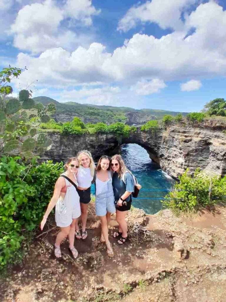 Apa Peran Gelombang dan Arus Laut dalam Proses Pembentukan Formasi Unik di Broken Beach Nusa Penida? 2 Broken Beach Nusa Penida Transport Bali Tour Agency 2