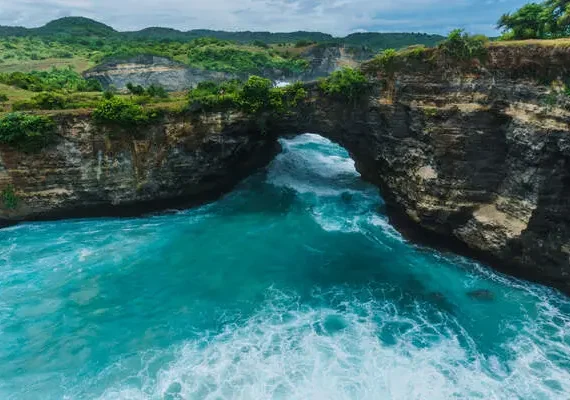 Destinasi Wisata Broken Beach Nusa Penida Transport Bali Indonesia Tour Agency
