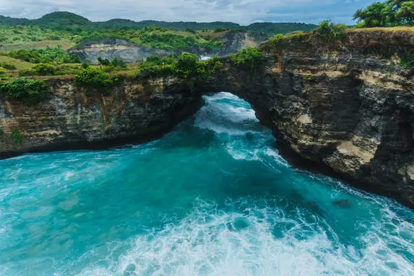 Apa yang Membuat Lubang Besar di Broken Beach Nusa Penida Terlihat Seperti Dunia Lain? 2 Destinasi Wisata Broken Beach Nusa Penida Transport Bali Indonesia Tour Agency