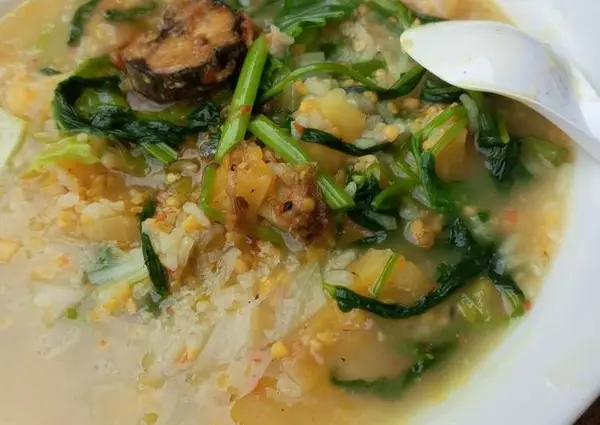 Bubur Ledok, makanan khas Nusa Penida yang kaya akan nutrisi dan cita rasa.
