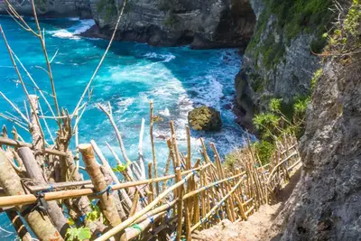 Sekilas tentang Nusa Penida: Mengungkap Keajaiban Pulau Tersembunyi di Bali 11 Seganing Waterfall adalah salah satu tempat tersembunyi di Nusa Penida yang menawarkan pemandangan alam yang menakjubkan.