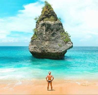 Sekilas tentang Nusa Penida: Mengungkap Keajaiban Pulau Tersembunyi di Bali 8 Suwehan Beach: Pantai yang jarang dikunjungi dengan pemandangan dramatis.