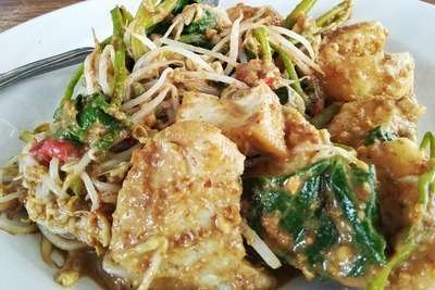 Tipat Cantok: Lebih dari Sekedar Salad Buah, Ini Dia Rahasia Kelezatannya!