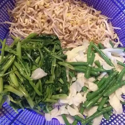 Tipat Cantok: Lebih dari Sekedar Salad Buah, Ini Dia Rahasia Kelezatannya! 2 bahan bahan membuat tipat cantok khas bali