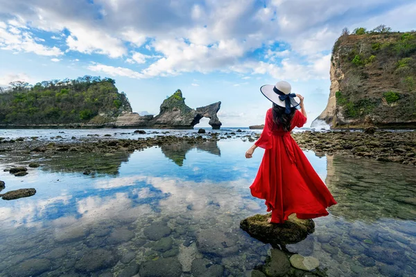 Pemandangan pulau batu berbentuk gajah di Atuh Beach East Nusa Penida bersama layanan Nusa Penida Transport.