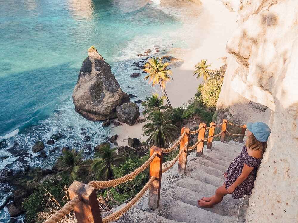Pemandangan tebing runcing dan pasir putih di Diamond Beach East Nusa Penida bersama Nusa Penida Transport.