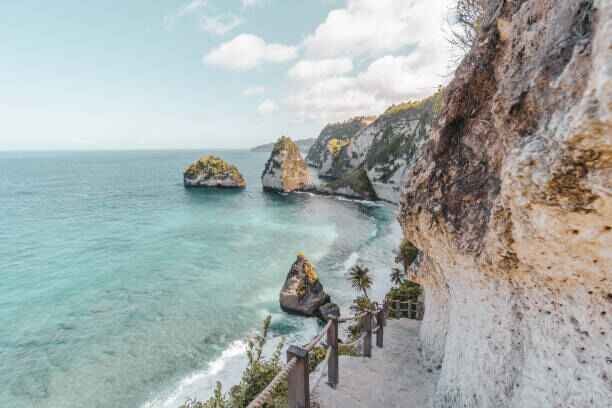 angga tebing ikonik Diamond Beach Bali, destinasi utama paket tour timur dari Nusa Penida Transport.