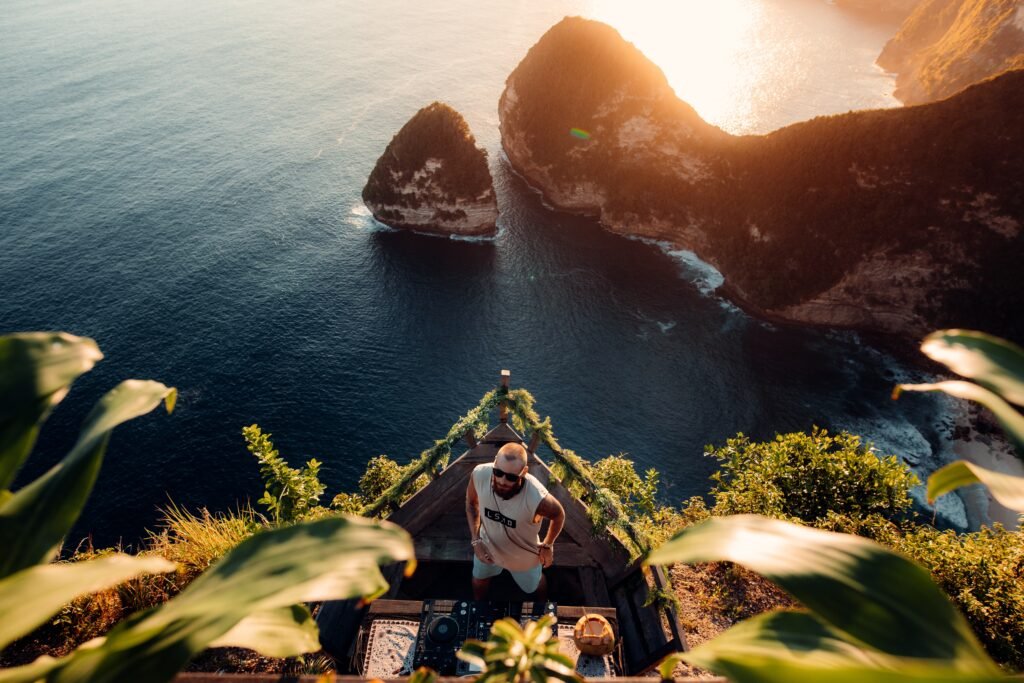 Spot foto Paluang Cliff dengan latar belakang tebing batu di Nusa Penida Barat bersama layanan Nusa Penida Transport.