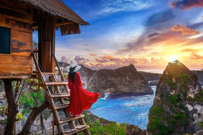 Wisatawan berfoto di tangga Rumah Pohon Molenteng East Nusa Penida bersama Nusa Penida Transport.